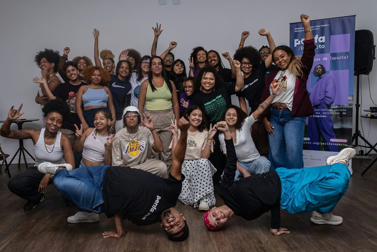 Participantes em dinâmica criativa de formação do Inova Quebrada