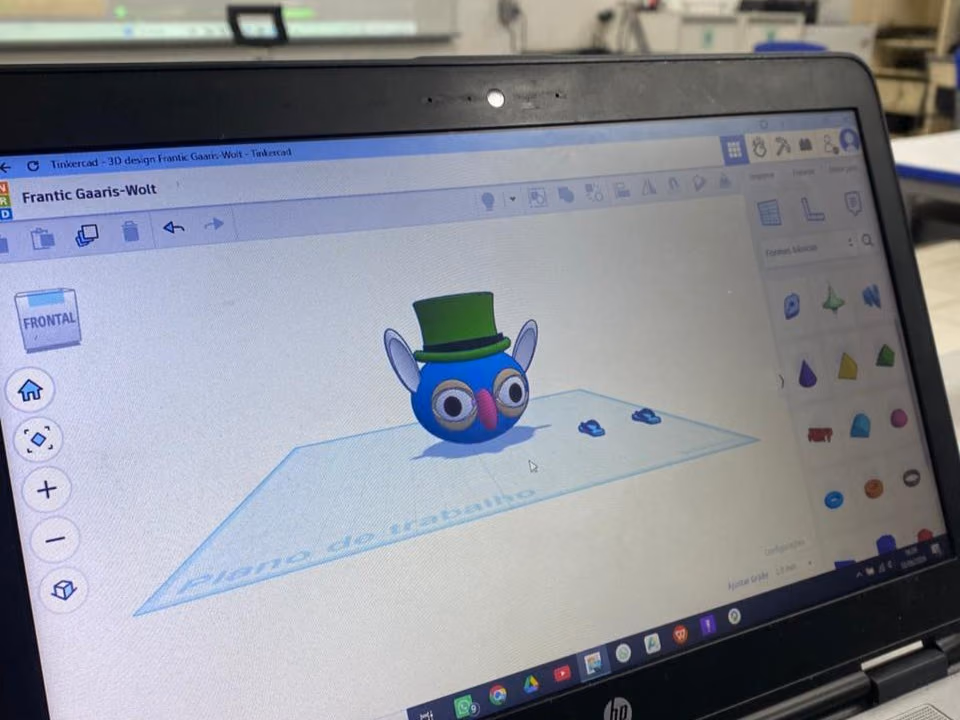 Atividade de criação no Tinkercad durante uma das experiências da Frota Hacker
