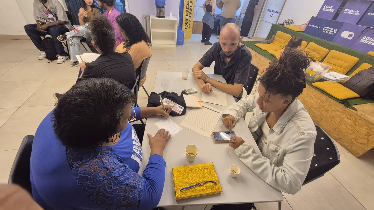 Participantes reunidos em uma atividade colaborativa durante uma jornada formativa do Hub Quebrada em Movimento.