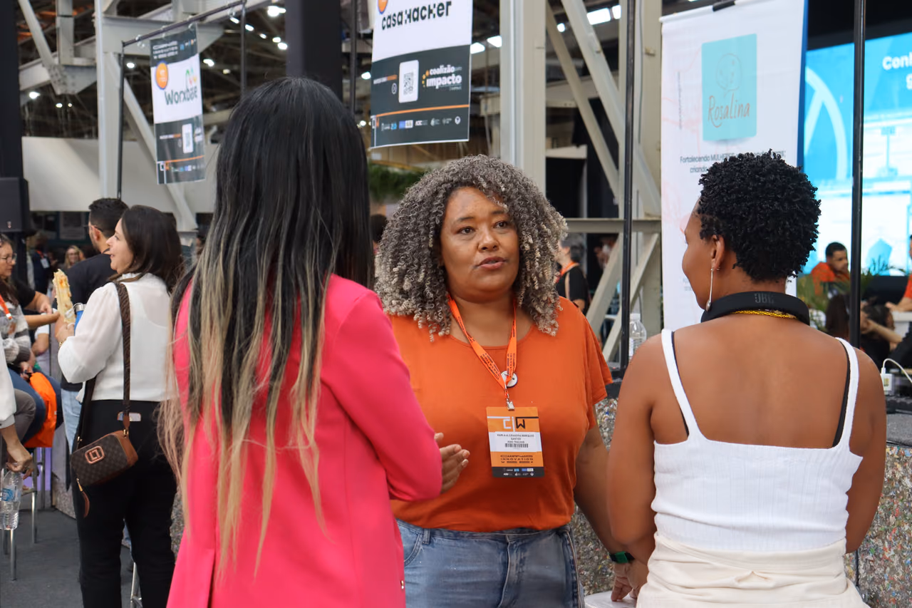 Karla Marques conversa com participantes no stand do Movimento Rosalina durante o Campinas Innovation Week 2024.