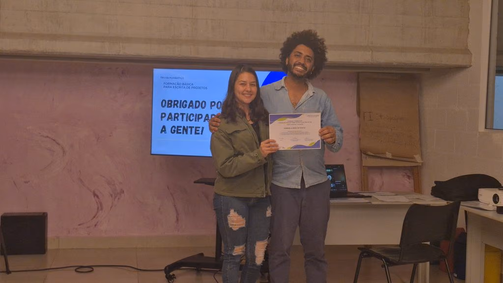 Gabriela Buck, idealizadora do projeto Autoconhecimento Feminino e Celso Niger, assessor de impacto social do Hub Quebrada em Movimento.
