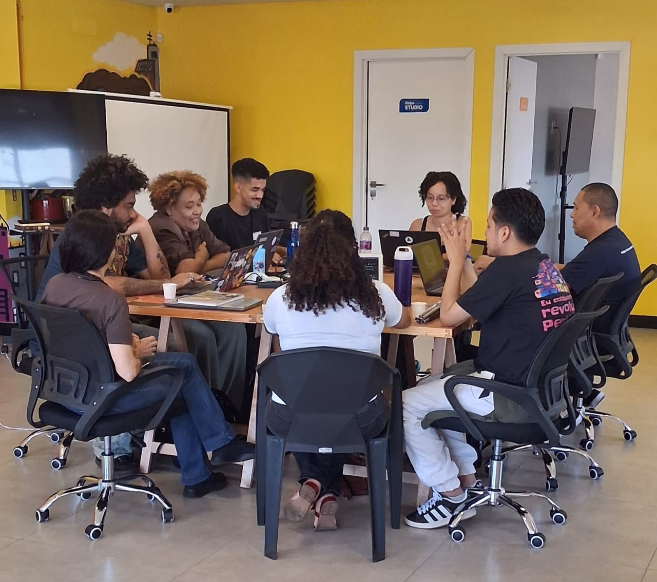 Registro de um encontro presencial entre integrantes das equipes dos Hubs, representando a colaboração e a construção coletiva presentes na execução do projeto.