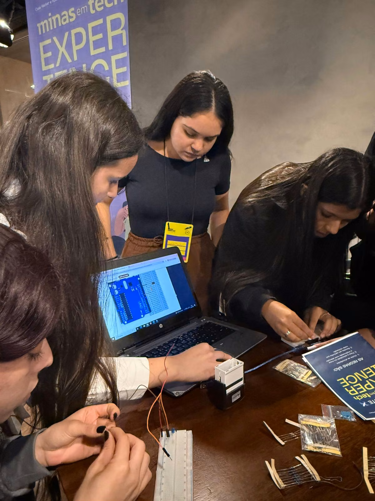 Oficina de modelagem e impressão 3D conduzida por ex-estudantes do projeto Minas em Tech